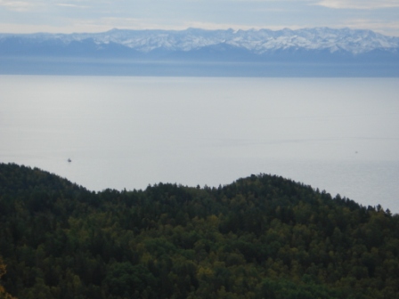 Listvijanka - Baikalmeer vanop heuvel boven dorpje